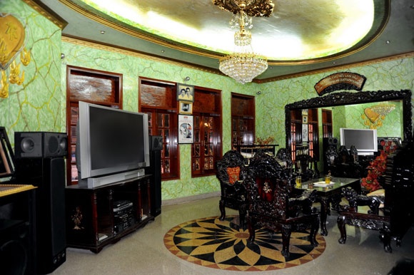 Nam ca sĩ sở hữu biệt thự dát vàng 100 tỷ đồng tại quận 1 TP.HCM: Nhà bị cắt điện 2 lần vì hết tiền, tự nhận “nghèo nhất showbiz”- Ảnh 4.