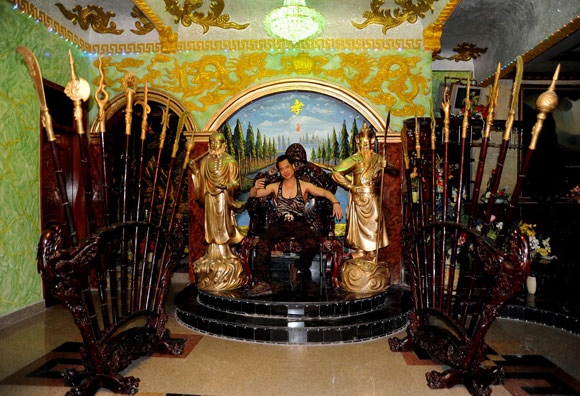 Sao nam Vbiz bỏ ra 1000 cây vàng đúc tượng chính mình, sở hữu biệt thự