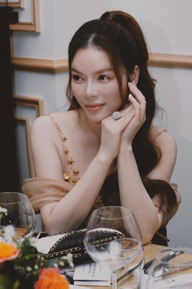 Sự thật màn bắt hoa cưới tại hôn lễ Hồ Quỳnh Hương: Lộ clip Sự thật màn bắt hoa cưới tại hôn lễ Hồ Quỳnh Hương: Lộ clip