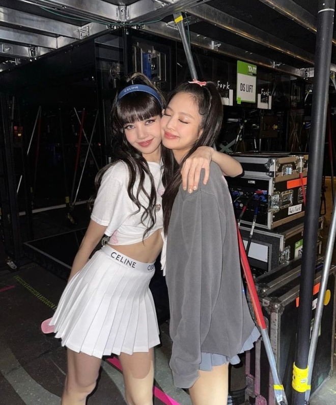 Trước Coachella, Jennie - Lisa (BLACKPINK) lộ cả rổ dấu hiệu nghi