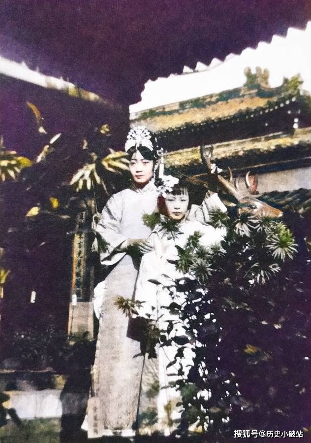 Bộ ảnh cực hiếm tiết lộ nhan sắc thật của Hoàng hậu Uyển Dung: Hậu thế hiểu vì sao Phổ Nghi vừa nhìn đã gật đầu đồng ý- Ảnh 4. Bộ ảnh cực hiếm tiết lộ nhan sắc thật của Hoàng hậu Uyển Dung: Hậu thế hiểu vì sao Phổ Nghi vừa nhìn đã gật đầu đồng ý- Ảnh 4.