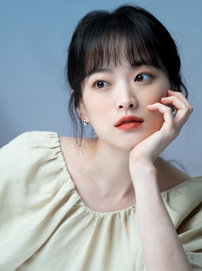 Song Joong Ki bất ngờ đăng ảnh thân mật bên