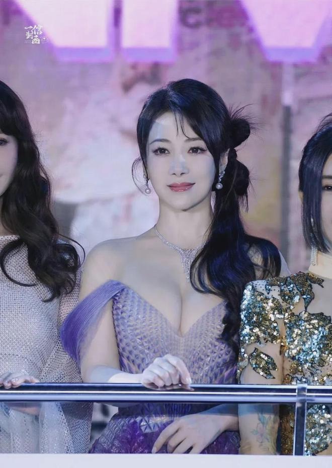 Mỹ nhân showbiz 50 tuổi, body nóng bỏng bị chồng