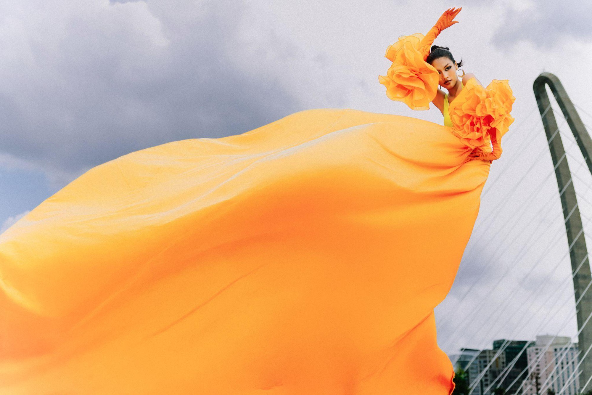 Vietnam's next top model 2025 trở lại: Mở màn hoành tráng, thử thách “thót tim”- Ảnh 1.