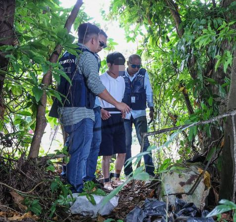 Đột kích 1 sườn đồi không người qua lại, thu giữ nhiều vàng nhẫn và tiền mặt rải rác: Cảnh sát dùng biện pháp nghiệp vụ để vào cuộc- Ảnh 1.