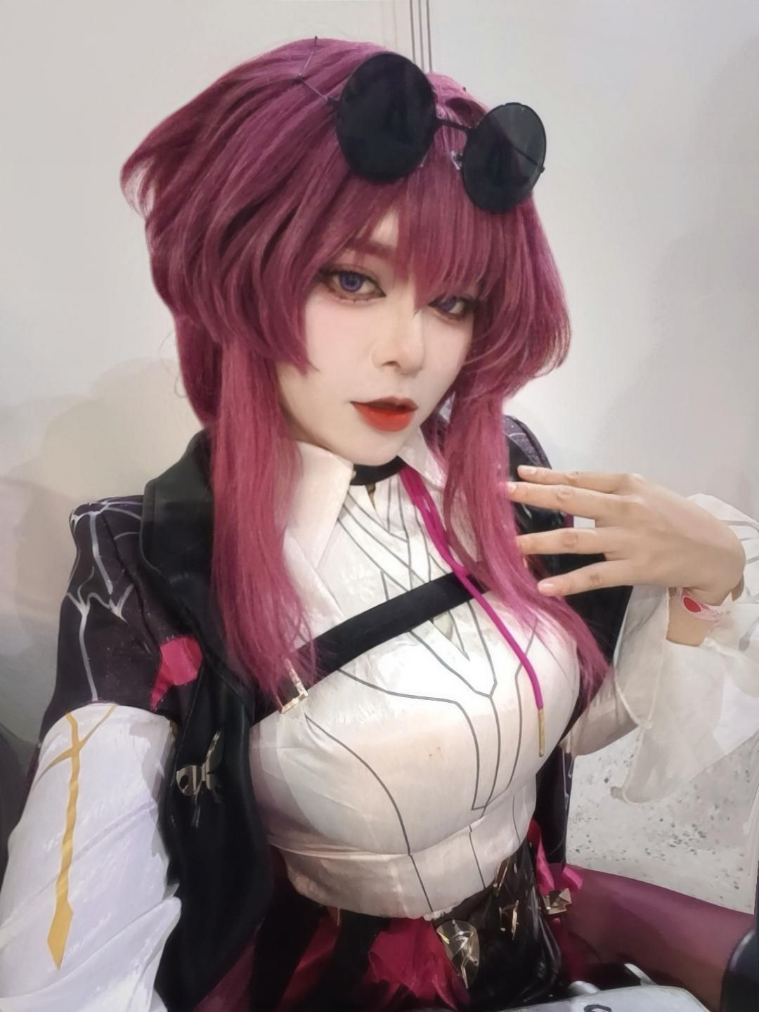 Ngắm loạt ảnh đời thường của nữ coser nóng bỏng, khui danh tính khiến fan nam phải