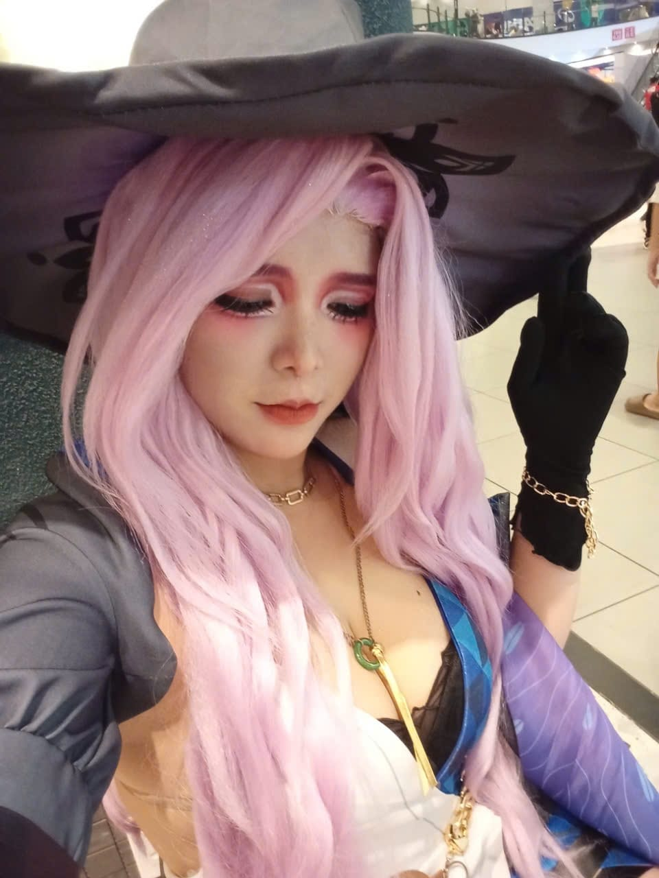 Ngắm loạt ảnh đời thường của nữ coser nóng bỏng, khui danh tính khiến fan nam phải