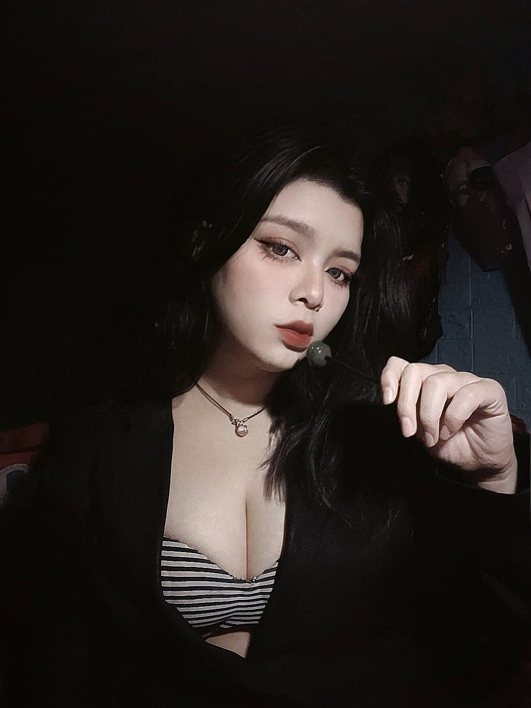 Ngắm loạt ảnh đời thường của nữ coser nóng bỏng, khui danh tính khiến fan nam phải