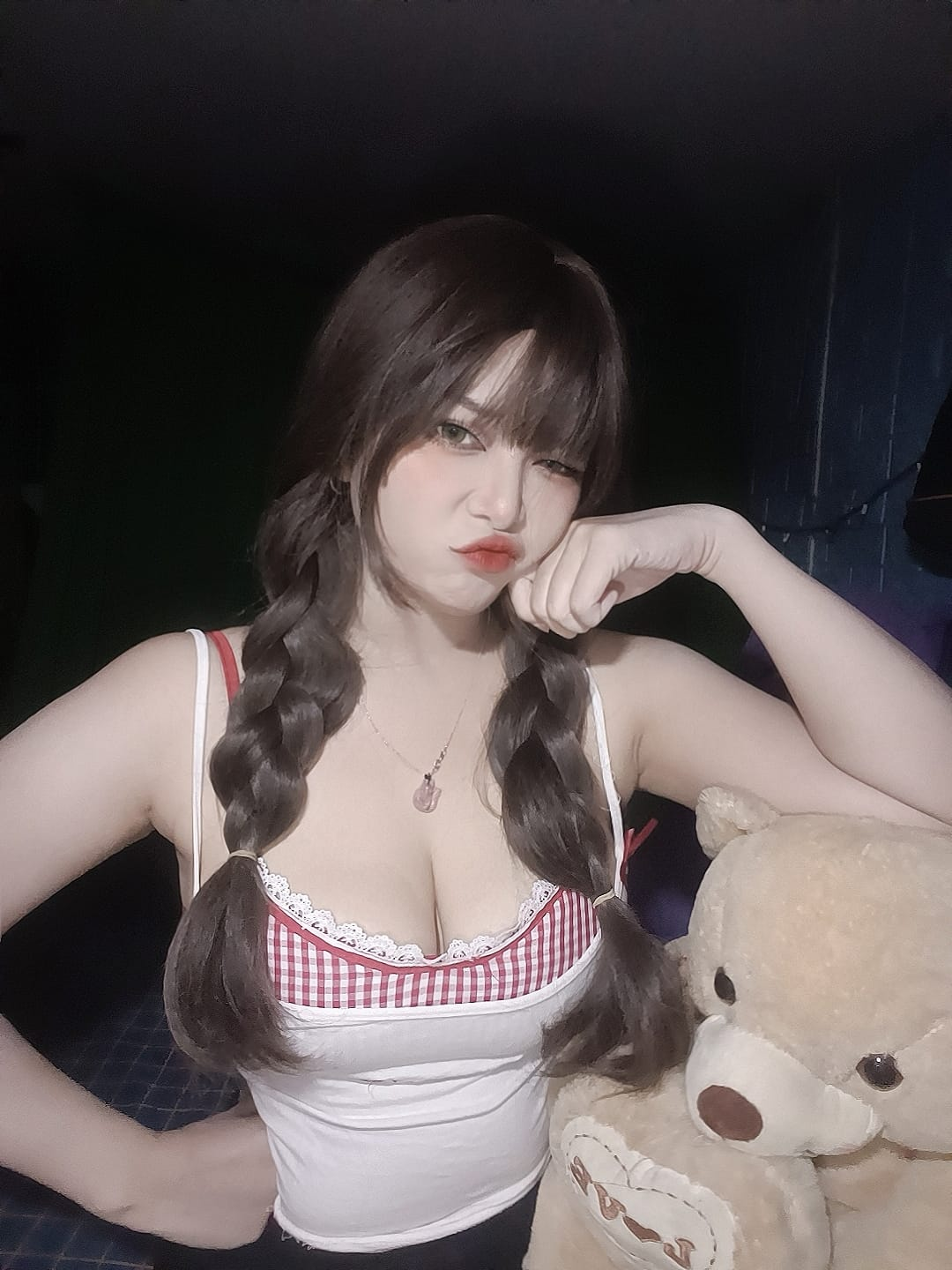 Ngắm loạt ảnh đời thường của nữ coser nóng bỏng, khui danh tính khiến fan nam phải