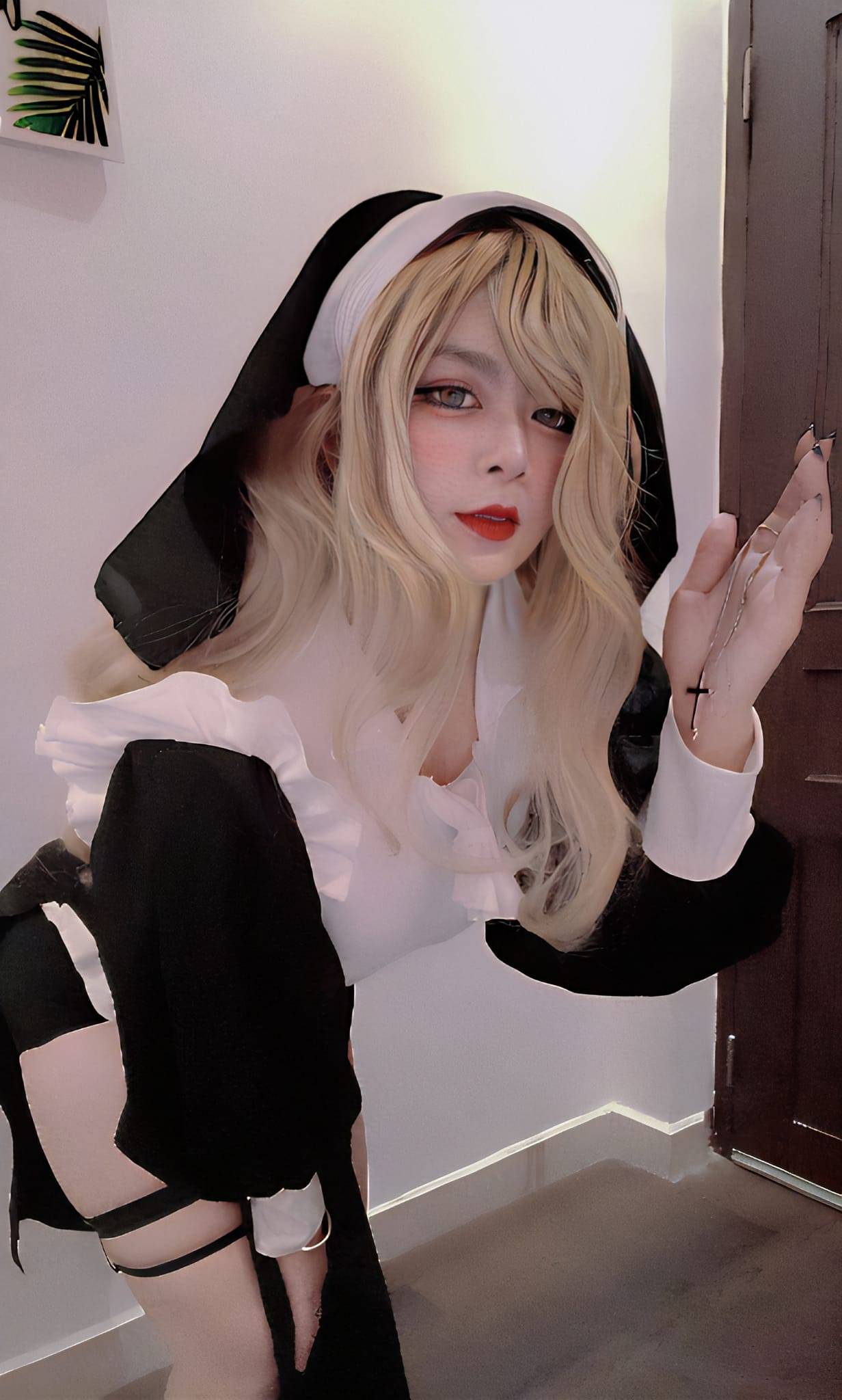 Ngắm loạt ảnh đời thường của nữ coser nóng bỏng, khui danh tính khiến fan nam phải