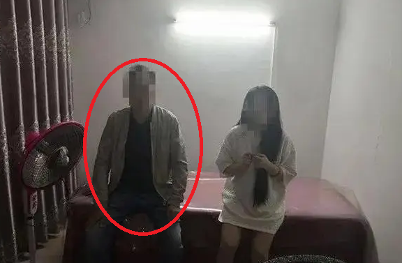 Cụ ông 90 tuổi bị bắt khi đang mua dâm: Hiện trường phát hiện vô cùng “khó xử”- Ảnh 1. Cụ ông 90 tuổi bị bắt khi đang mua dâm: Hiện trường phát hiện vô cùng “khó xử”- Ảnh 1.