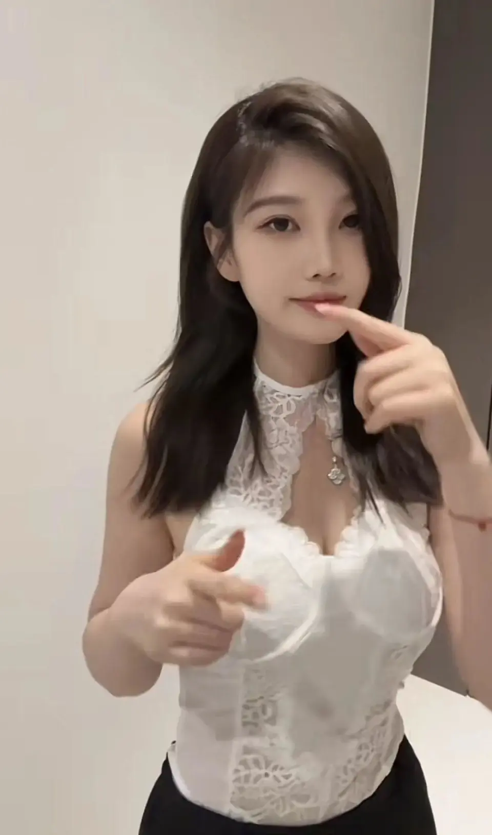 Vừa livestream vừa tập thể dục, nữ streamer khiến fan nam mê mẩn, công khai xin hẹn ở khách sạn- Ảnh 1. Vừa livestream vừa tập thể dục, nữ streamer khiến fan nam mê mẩn, công khai xin hẹn ở khách sạn- Ảnh 1.