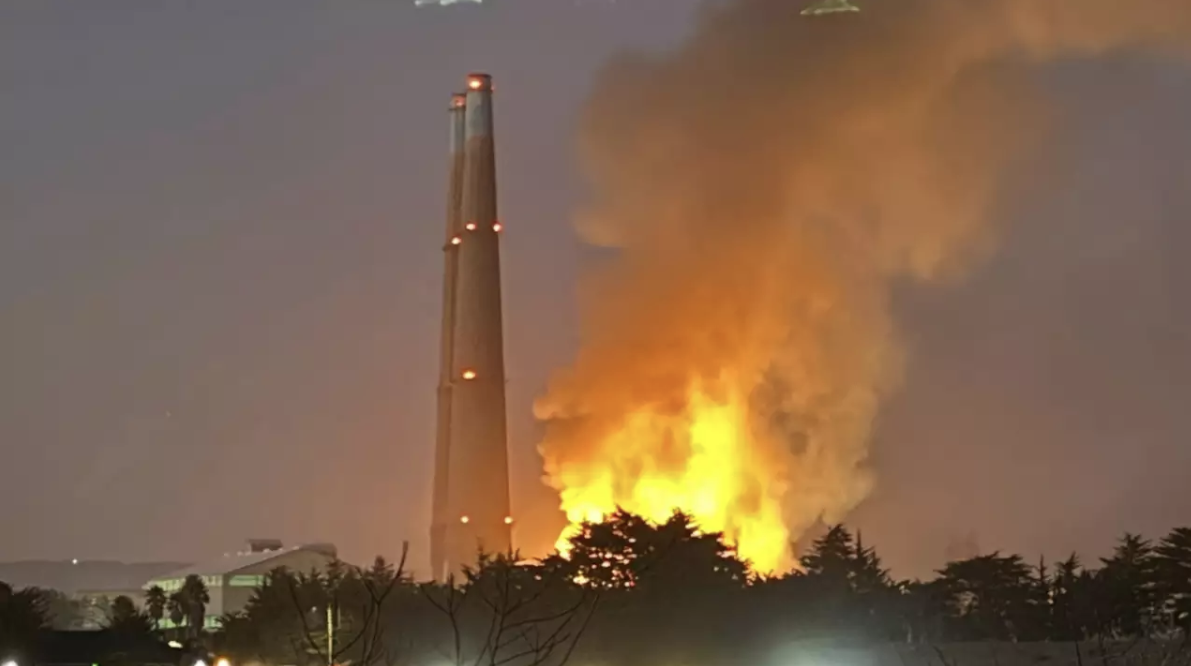 Mỹ: Cháy nhà máy pin thuộc loại lớn nhất thế giới tại bang California, khí độc phát tán- Ảnh 1. Mỹ: Cháy nhà máy pin thuộc loại lớn nhất thế giới tại bang California, khí độc phát tán- Ảnh 1.