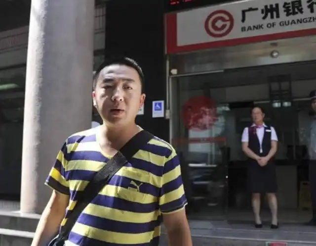 Thanh niên nghèo đến cây ATM rút hơn 600 triệu đồng, 1 năm sau bị cảnh sát truy tìm, kết án chung thân ngay lập tức- Ảnh 1. Thanh niên nghèo đến cây ATM rút hơn 600 triệu đồng, 1 năm sau bị cảnh sát truy tìm, kết án chung thân ngay lập tức- Ảnh 1.