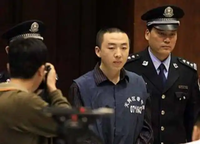 Thanh niên nghèo đến cây ATM rút hơn 600 triệu đồng, 1 năm sau bị cảnh sát truy tìm, kết án chung thân ngay lập tức- Ảnh 3. Thanh niên nghèo đến cây ATM rút hơn 600 triệu đồng, 1 năm sau bị cảnh sát truy tìm, kết án chung thân ngay lập tức- Ảnh 3.