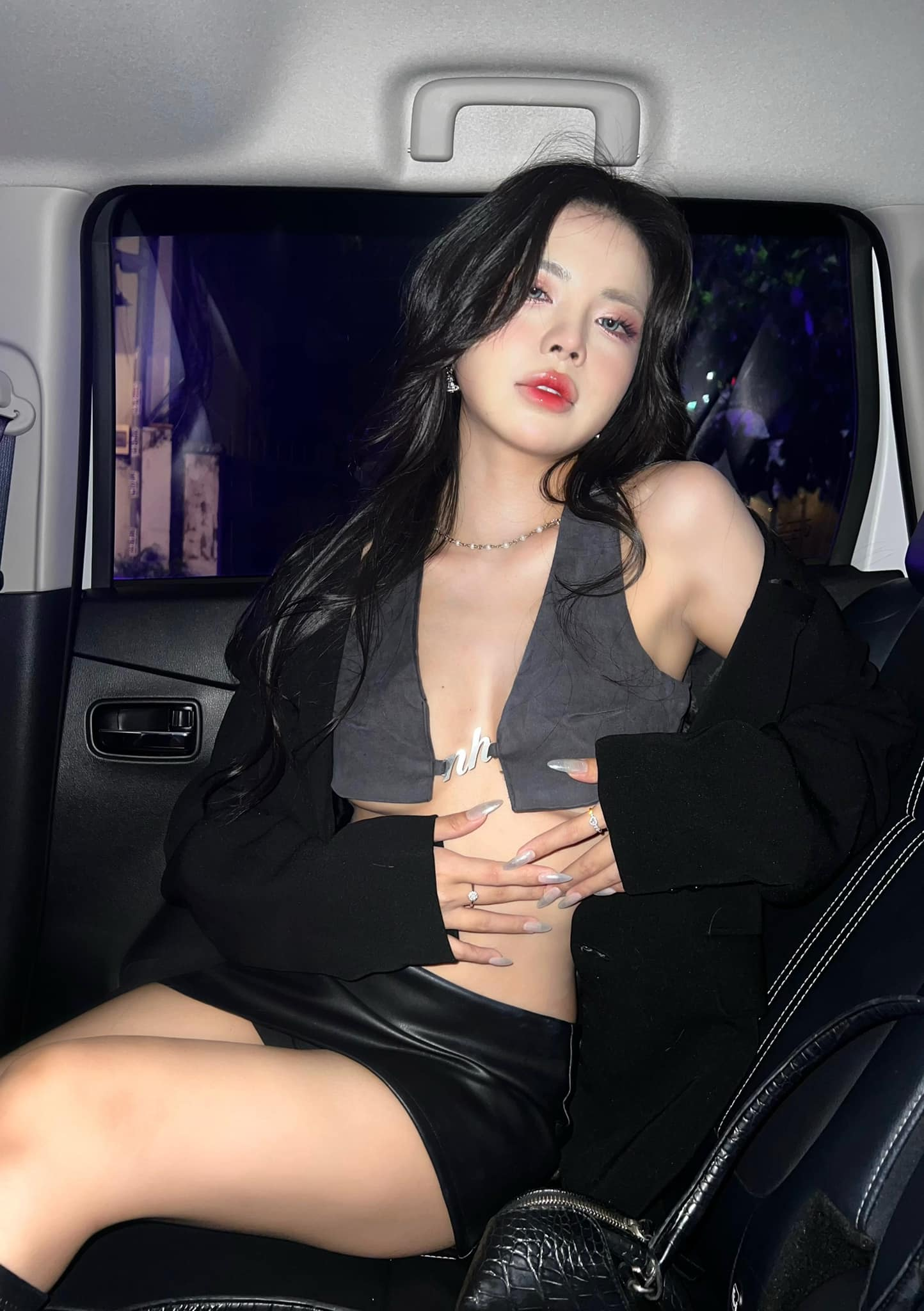 Mai Dora hậm hực, nửa đêm đăng trạng thái