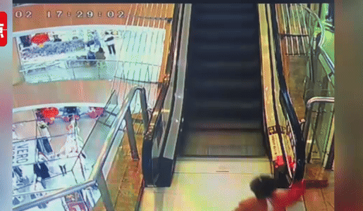 Bé trai 2 tuổi kẹt tay trong thang cuốn, bố mẹ hoảng loạn: Camera ghi lại cảnh ám ảnh- Ảnh 1.