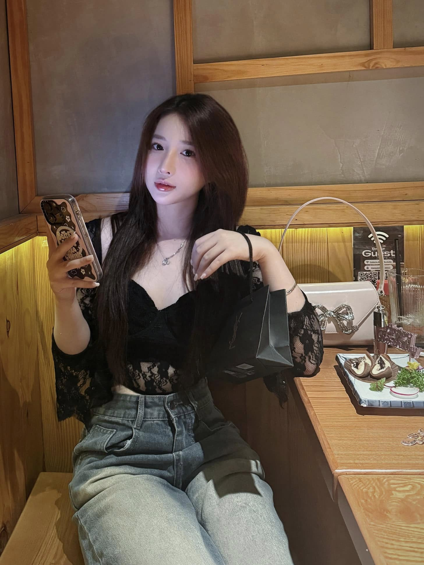 Hot girl làng game khoe loạt ảnh gợi cảm nhưng vẫn