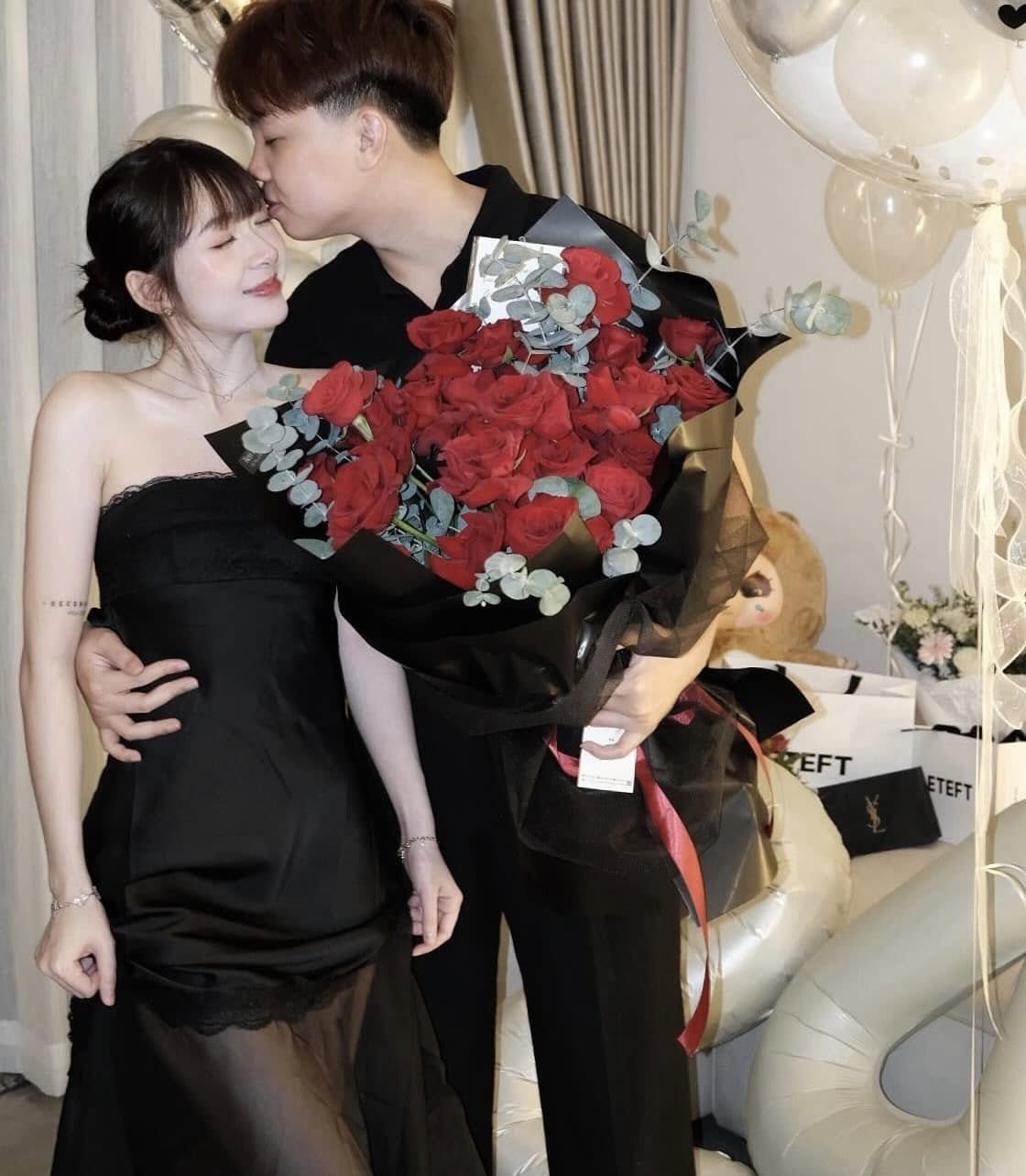 Bạn trai tặng quà muộn, hot girl Liên Quân liền