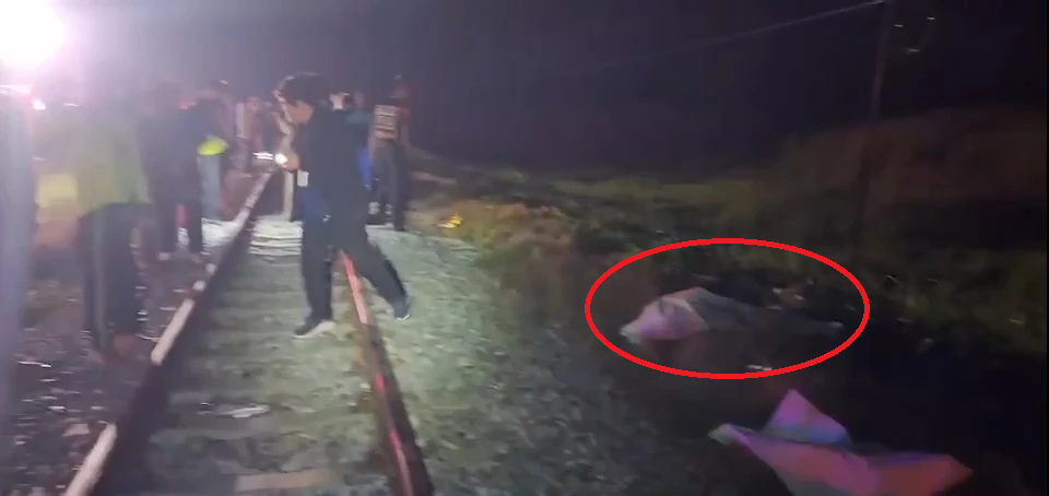 Ngồi uống rượu ở đường ray, 3 người đàn ông bị tàu hỏa đâm tử vong: Nhân chứng kể lại chi tiết ám ảnh- Ảnh 2. Ngồi uống rượu ở đường ray, 3 người đàn ông bị tàu hỏa đâm tử vong: Nhân chứng kể lại chi tiết ám ảnh- Ảnh 2.