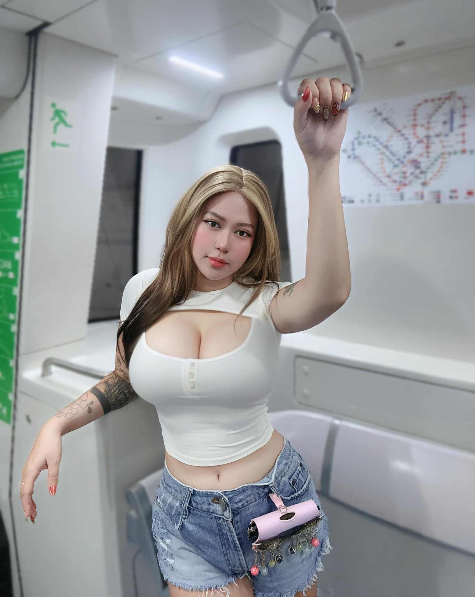 Bị anti-fan xúc phạm, hot girl vòng 1 siêu khủng Bị anti-fan xúc phạm, hot girl vòng 1 siêu khủng