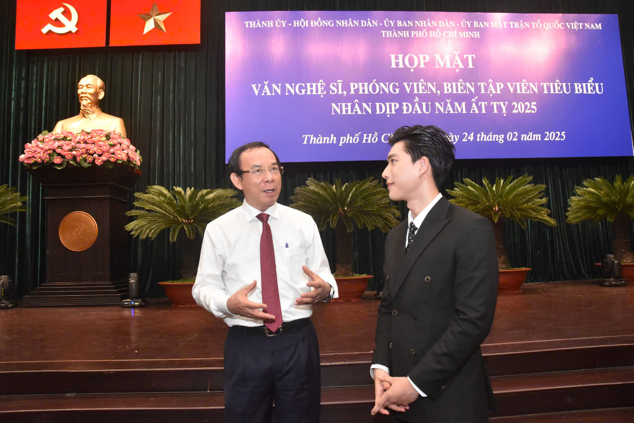 Đại biểu Trần Minh Hiếu là ai mà được dân mạng khen nức nở Đại biểu Trần Minh Hiếu là ai mà được dân mạng khen nức nở