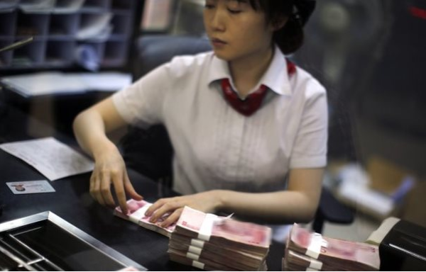 Được bạn doanh nhân chuyển khoản tặng 1,7 tỷ đồng, người phụ nữ rút ngày 140 triệu đồng tiền mặt, cảnh sát cảnh báo: