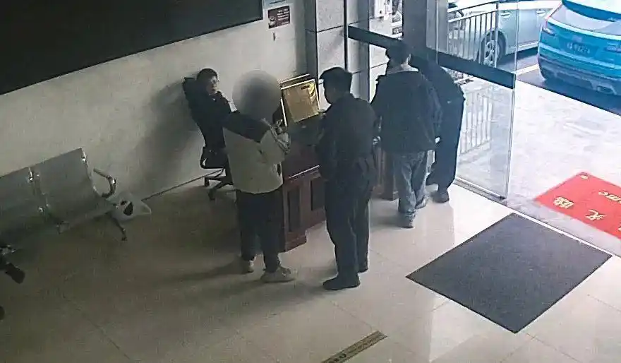 Bỗng dưng nhận được đơn hàng thịt bò 1,2 tỷ đồng, đòi chuyển gấp, thanh toán không hóa đơn, tiểu thương kiên quyết báo công an gấp- Ảnh 1. Bỗng dưng nhận được đơn hàng thịt bò 1,2 tỷ đồng, đòi chuyển gấp, thanh toán không hóa đơn, tiểu thương kiên quyết báo công an gấp- Ảnh 1.