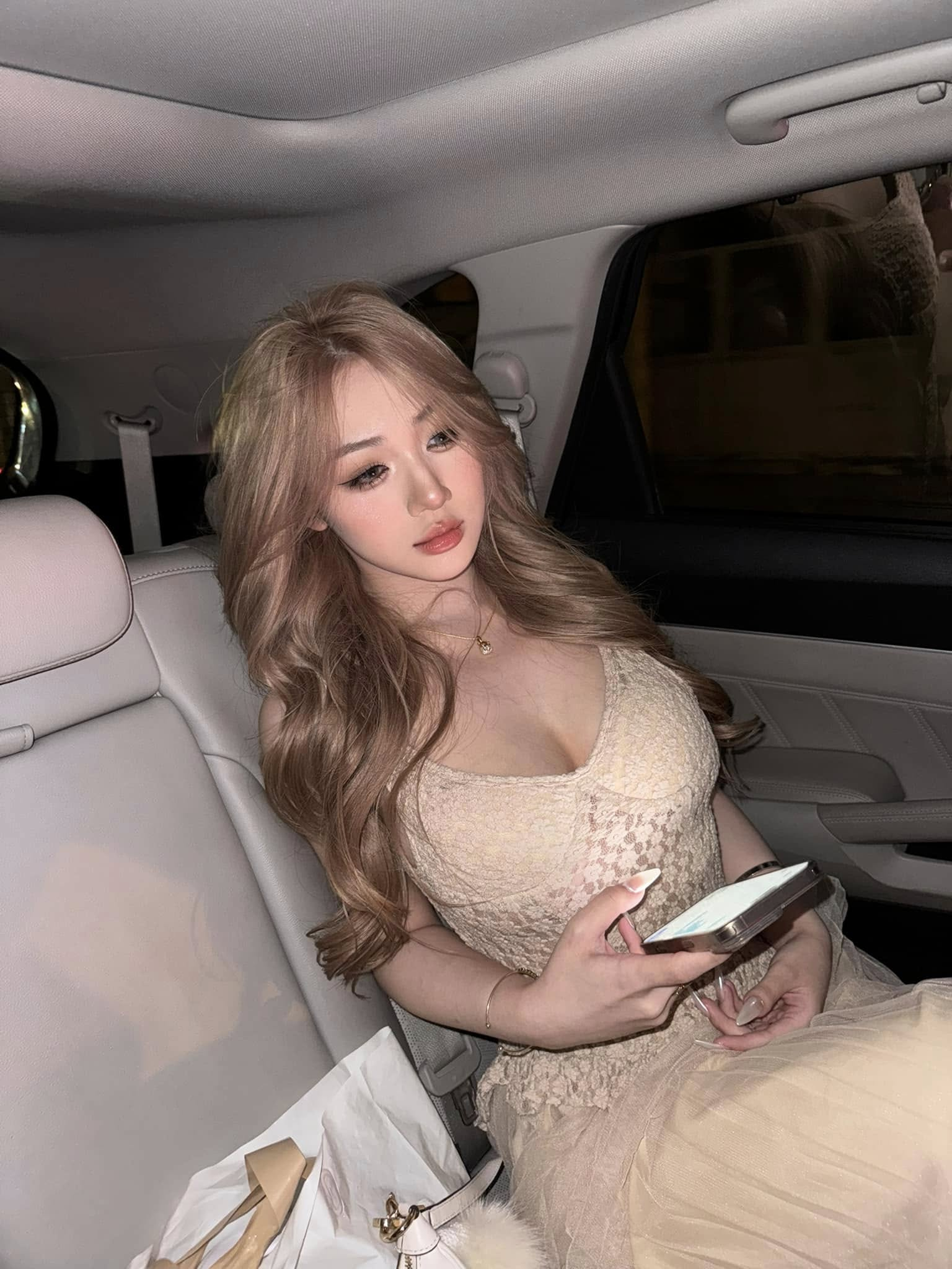 Trần Hà Linh tự tung những khoảnh khắc hiếm gặp của bản thân lên MXH- Ảnh 1. Trần Hà Linh tự tung những khoảnh khắc hiếm gặp của bản thân lên MXH- Ảnh 1.