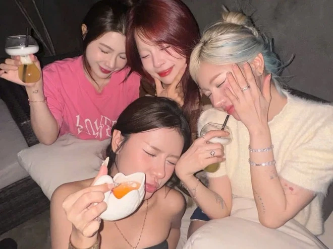 Lộ diện hội chị em