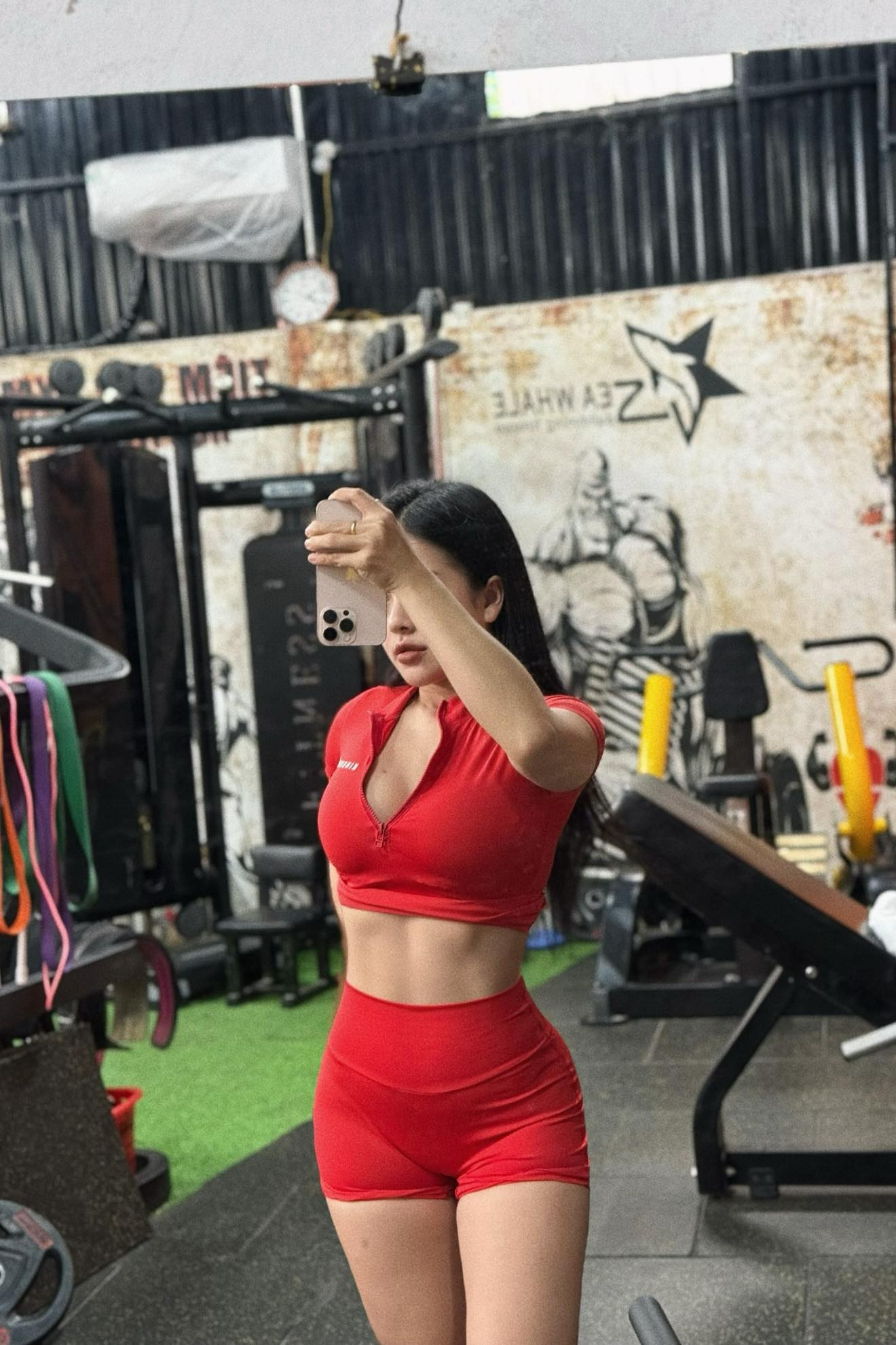 Hot girl PT lên tiếng về bộ trang phục