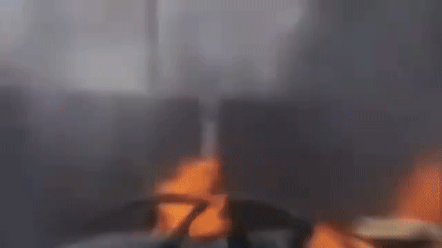 Trung Quốc: Đốt vàng mã dịp Tết Thanh Minh, người phụ nữ “hóa vàng” 9 chiếc ô tô đỗ bên đường- Ảnh 1.