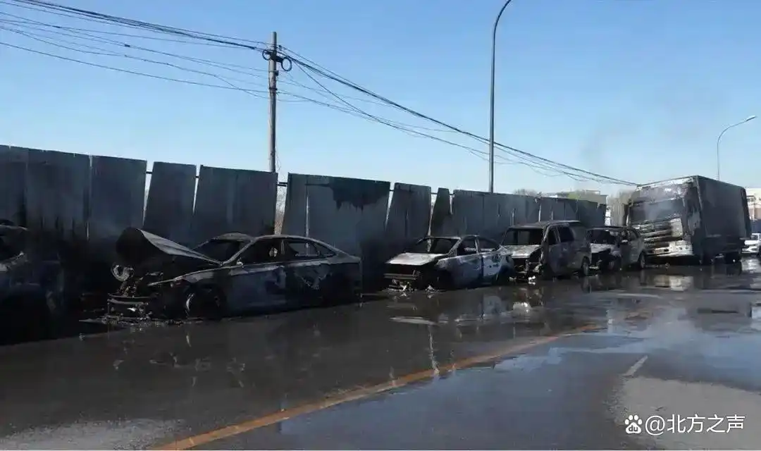 Trung Quốc: Đốt vàng mã dịp Tết Thanh Minh, người phụ nữ “hóa vàng” 9 chiếc ô tô đỗ bên đường- Ảnh 2.