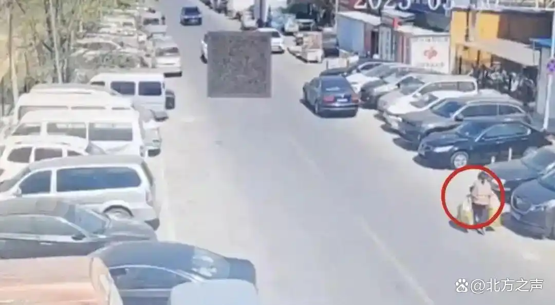 Trung Quốc: Đốt vàng mã dịp Tết Thanh Minh, người phụ nữ “hóa vàng” 9 chiếc ô tô đỗ bên đường- Ảnh 3.