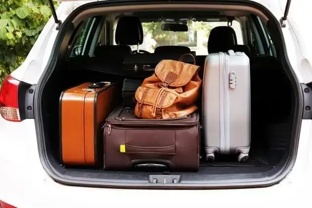 Bị phạt 350k vì để hành lý trên ghế sau ô tô, cảnh sát giao thông chỉ rõ: “Anh tưởng vô hại nhưng đó là một vi phạm rõ ràng