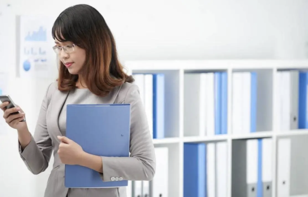 Gắn bó với công ty 30 năm, người phụ nữ bị “cắt giảm nhân sự” vì không đủ năng lực: Quyết không giao chìa khóa khiến quản lý gặp rắc rối lớn- Ảnh 2.