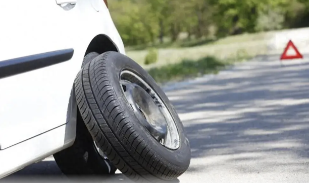 Người đàn ông thay lốp ở làn khẩn cấp, bị trừ 12 điểm và phạt hành chính: Cảnh sát nói