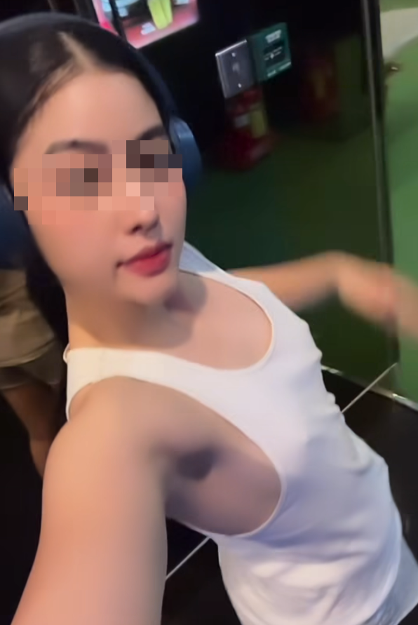 Bất chấp chỉ trích nối dài, nữ gymer vẫn phớt lờ, cố tình diện trang phục không phù hợp gây tranh cãi- Ảnh 2. Bất chấp chỉ trích nối dài, nữ gymer vẫn phớt lờ, cố tình diện trang phục không phù hợp gây tranh cãi- Ảnh 2.