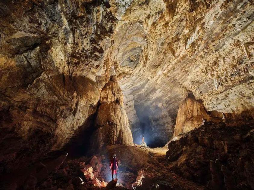 Đang đào mương dẫn nước,