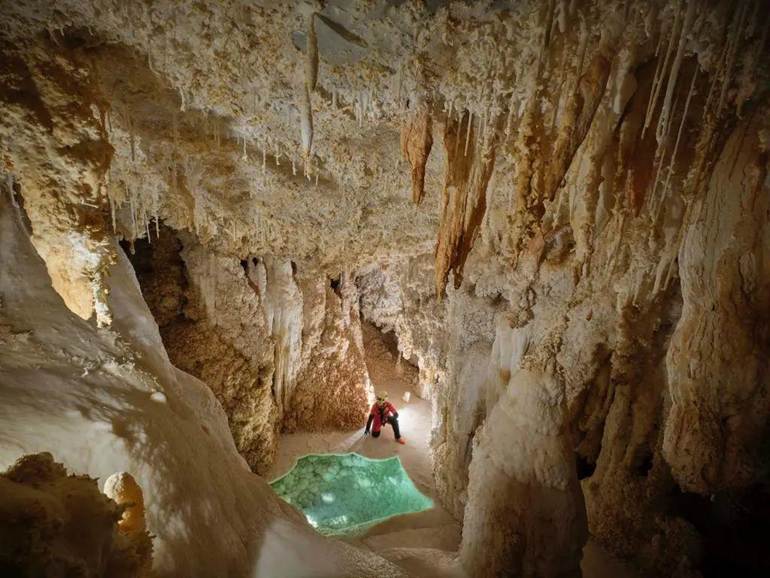 Đang đào mương dẫn nước,