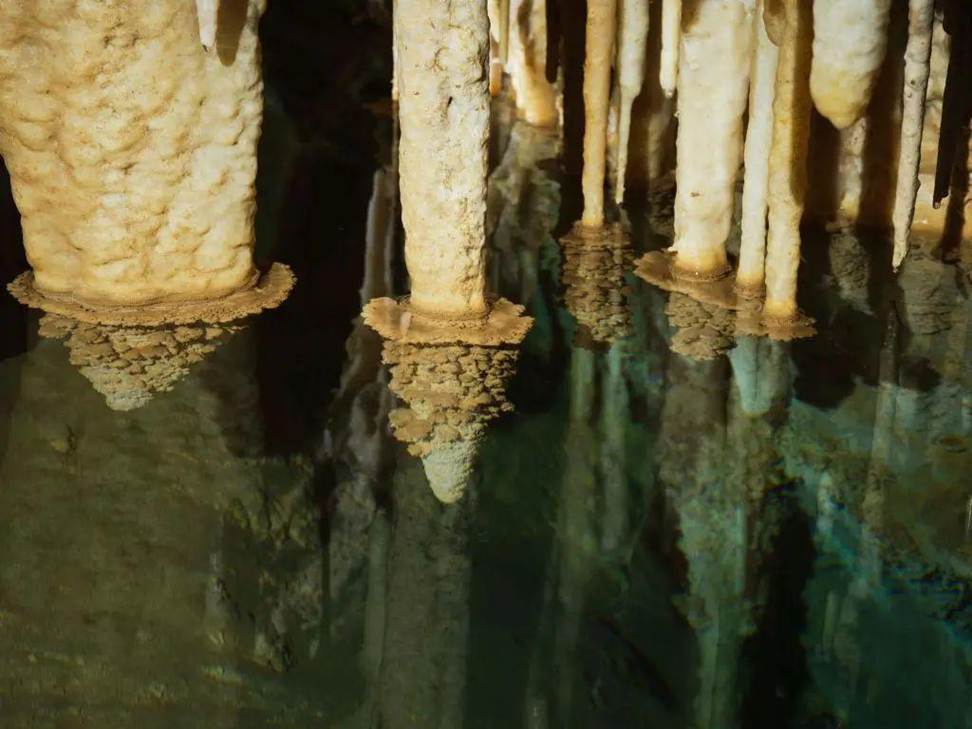 Đang đào mương dẫn nước,