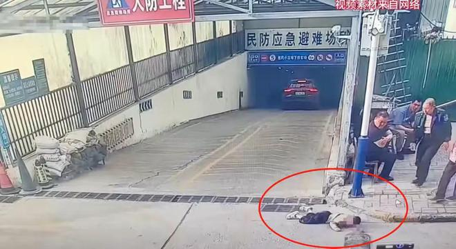 Ông nội đón cháu trai tan học nhưng lại không về thẳng nhà, camera ghi lại khoảnh khắc kinh hoàng- Ảnh 3. Ông nội đón cháu trai tan học nhưng lại không về thẳng nhà, camera ghi lại khoảnh khắc kinh hoàng- Ảnh 3.