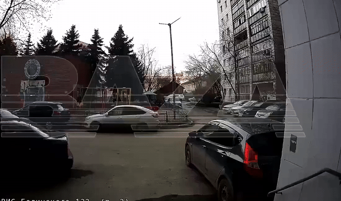 Rơi từ tầng 6 khi đang lau cửa sổ, cụ bà 80 tuổi ở Nga sống sót kỳ diệu- Ảnh 2.