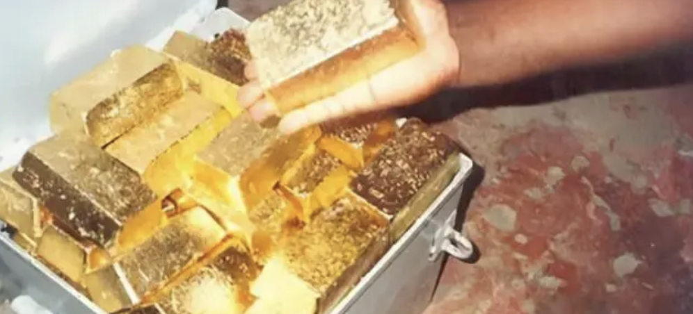 Người nông dân đang làm đồng vô tình phát hiện một hộp gỗ chứa 70kg vàng- Ảnh 1.