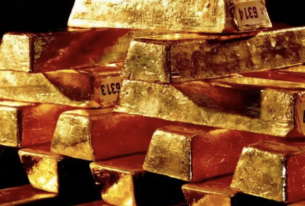 Người nông dân đang làm đồng vô tình phát hiện một hộp gỗ chứa 70kg vàng- Ảnh 2.