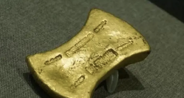 Người nông dân đang làm đồng vô tình phát hiện một hộp gỗ chứa 70kg vàng- Ảnh 3.