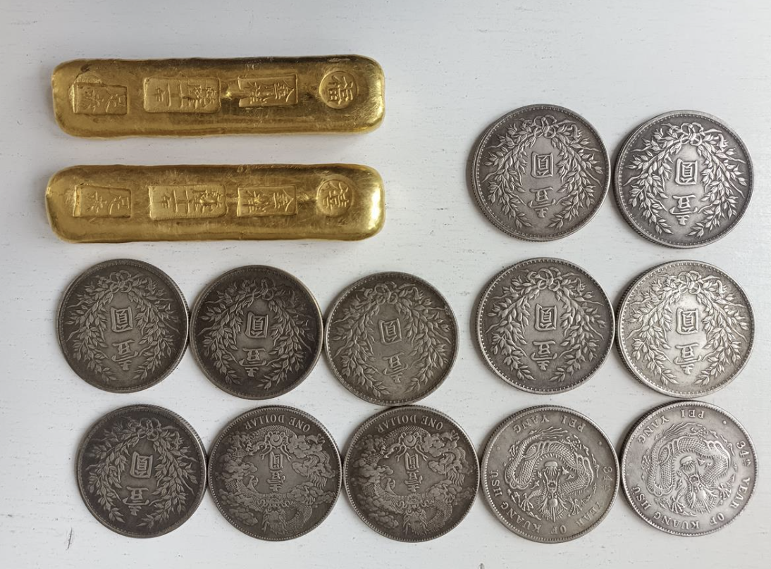 Khoe phá dỡ nhà cũ đào được