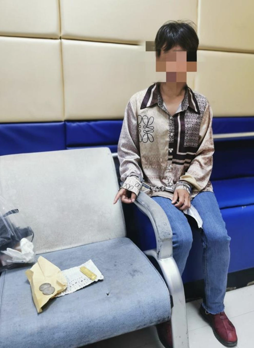 Khoe phá dỡ nhà cũ đào được