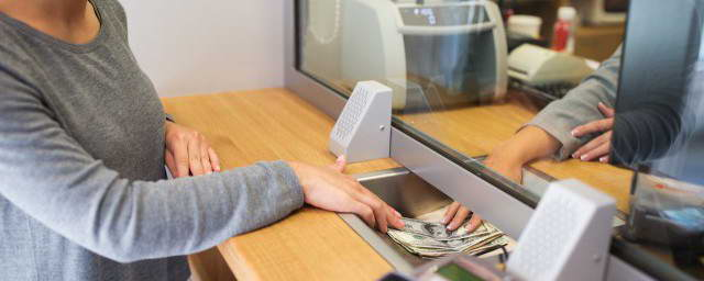 Mang 35 tỷ đồng tiền đền bù đất đi gửi ngân hàng, sáng hôm sau số dư chỉ còn 0 đồng, ngân hàng tuyên bố: