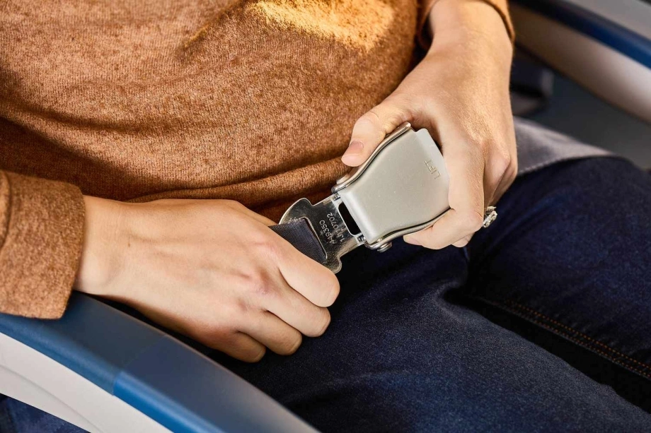 Từ tháng 5, 1 thói quen khi đi máy bay có thể khiến bạn bị phạt tiền, nhiều người vẫn chưa biết- Ảnh 1.